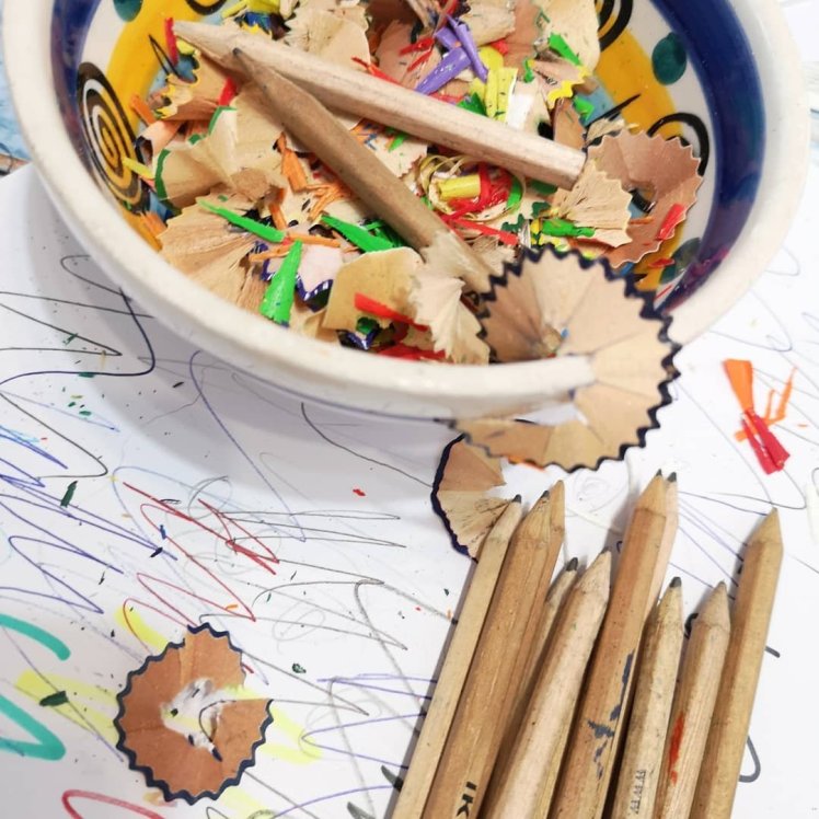 Sacando punta a lápices y colores