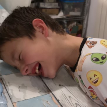 Gemelo moredo riendo con canciones absurdas