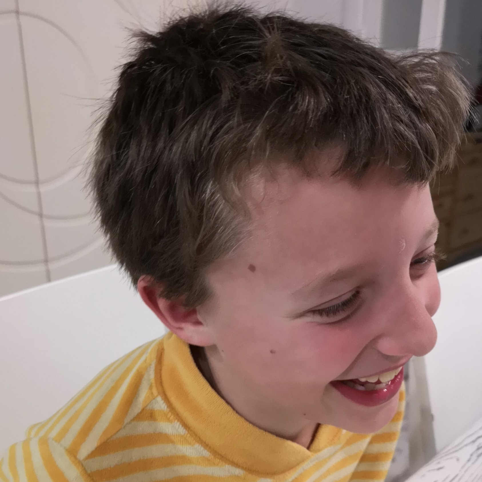 gemelo rubio riendo con su hermano